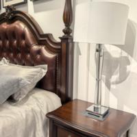 Chambre principale de style américain avec lit king size de 1,8 m et tête de lit double classique américaine
