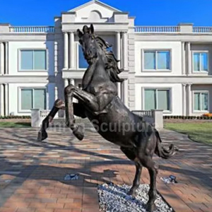 Sculpture de cheval en bronze antique modèle en métal grandeur nature avec ange peint et logo thème anime et bande dessinée - Product Image 1