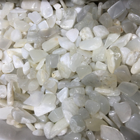 En gros Offre Spéciale Guérison Blanc Lune Pierre Gravier De Cristal De Quartz Pour La Décoration