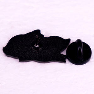 Bir pelerin, sevimli bir hayvan rozeti ile bir karikatür kahraman Piglet özel broş rozeti Pin aksesuarı - Product Image 4