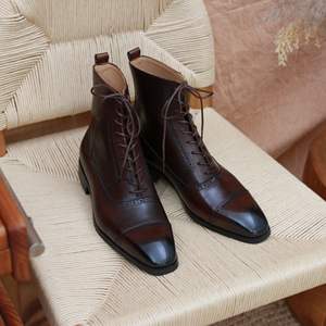 Chaussures pour hommes en cuir véritable de haute qualité, personnalisées, dans un style habillé formel, avec un design de laçage élégant. - Product Image 3