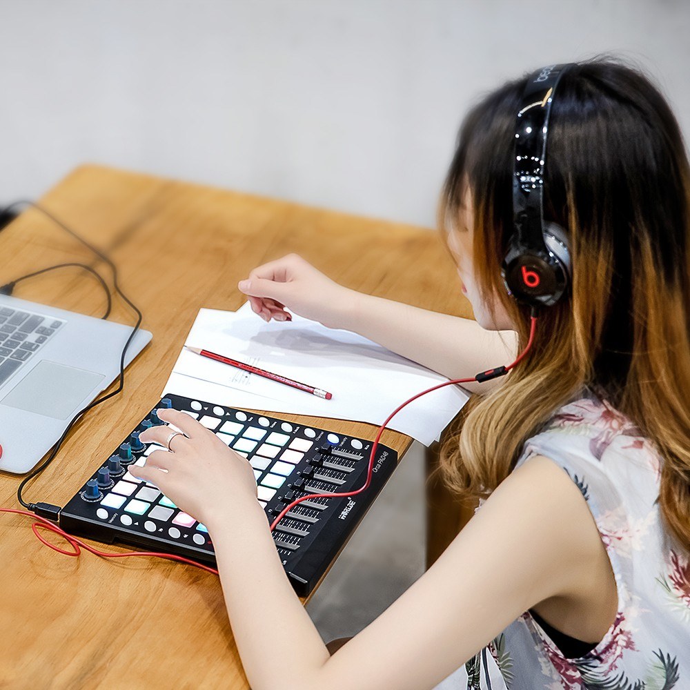 WORLDE PAD48 Portable USB MIDI Drum Pad Controller with 48 RGB