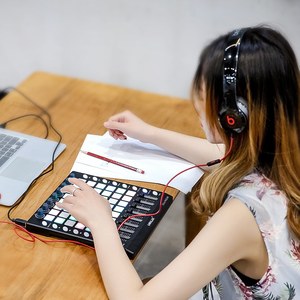 WORLDE PAD48-controlador portátil USB <span class=keywords><strong>MIDI</strong></span>, almohadillas retroiluminadas de 48 RGB, 8 perillas, 16 botones, 8 deslizadores con Cable USB - Product Image 4