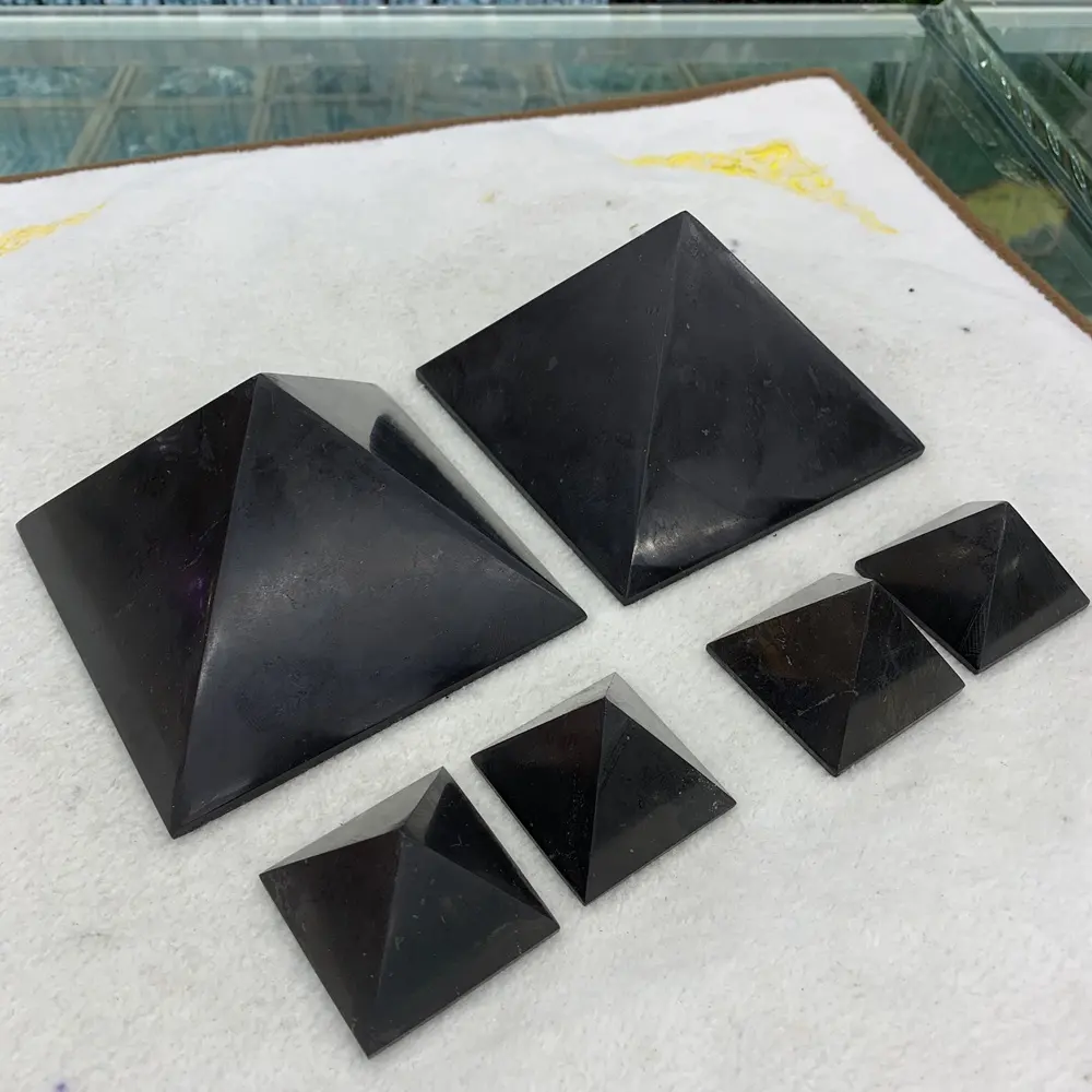 Shungite Pyramid、Schungit Pyramidさまざまなサイズと仕上げ、Karelia Russiaの本物のShungite