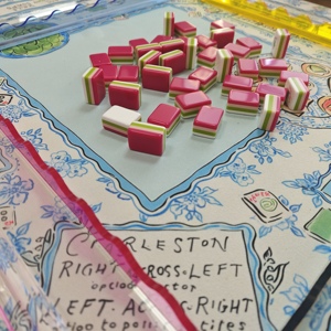 Jeu de Mahjong en Acrylique Rouge Rose Version Américaine avec Sac de Rangement et Pions - Product Image 2