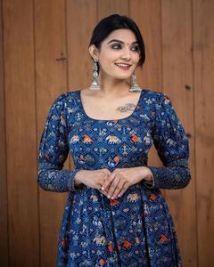 Élégante robe longue Anarkali bleue à imprimé Ajrakh avec bloc traditionnel indien imprimé évasé et style bohème ethnique - Product Image 3
