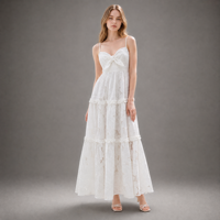 Robe longue blanche en pur coton avec dentelle florale brodée, bretelles spaghetti, taille haute et volants étagés, idéale pour les vacances