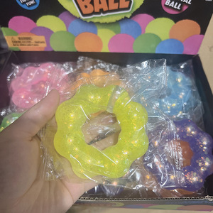 Bracelet de décompression en caoutchouc souple TPR en forme de donut, jouet anti-stress populaire sur TikTok, guirlande musicale à pincer - Product Image 3