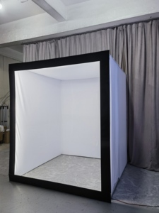 Custom PVC Magazine Photo Booth Box con RGB <span class=keywords><strong>360</strong></span> <span class=keywords><strong>gradi</strong></span> di illuminazione a LED per scenari di Business ed eventi di vita - Product Image 5