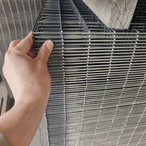 רשת תיל מרותכת מגולוונת בטבילה חמה, בהתאמה אישית, במידות 1x1, 1x2, 2x2, לפאנל גדר לבנייה או גידור חווה - Product Image 3