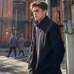 <span class=keywords><strong>Pull</strong></span> en maille noir à col montant <span class=keywords><strong>pour</strong></span> homme - Coupe ample, texture à rayures verticales, chic urbain, essentiel <span class=keywords><strong>pour</strong></span> l'automne/hiver - Product Image 1