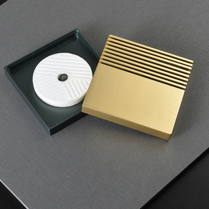 Diffuseur d'arômes carré moderne en alliage d'aluminium massif, design rayé, utilisation automobile, éclairage ambiant solaire, parfum longue durée - Product Image 1