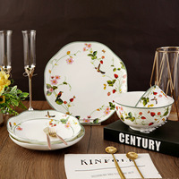 Service de vaisselle en céramique de porcelaine fine (36% de poudre d'os) motif fraise, style moderne et minimaliste, idéal pour la maison, les restaurants et les hôtels.