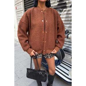 เสื้อแจ็คเก็ตโซเบ้ ฟลีซ บอมเบอร์สำหรับผู้หญิง สีน้ำตาล ผ้าโพลีเอสเตอร์บุใยสังเคราะห์ แขนยาว เสื้อคลุมกันหนาวสำหรับฤดูหนาว - Product Image 3