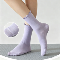 Chaussettes de yoga personnalisées en gros avec logo, pour femmes, mi-mollet, à volants, antidérapantes, pour Pilates et fitness
