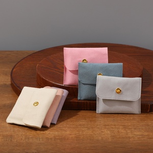 Pochette anti-poussière carrée en velours microfibre avec bouton-pression doré pour bijoux, 8x8cm, avec insert rembourré - Product Image 4