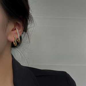 Boucles d'oreilles clous torsadées géométriques plaquées or, design simple et mignon, avec diamants, vente en gros, nouveauté - Product Image 5