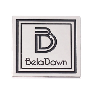 Logo de sac à main en cuir personnalisé Étiquettes métalliques carrées en alliage de <span class=keywords><strong>zinc</strong></span> Plaque d'identification émaillée en métal couleur argent pour porte-monnaie Réduction tarifaire - Product Image 1