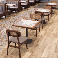 Ensemble de meubles de restaurant minimaliste moderne, tables et chaises en bois massif, banc mural, table avec plateau en ardoise et marbre