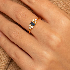 Anillo Elegante Chapado en Oro de 18K, Plata 925, con Circonitas Azules Baguette y Racimo de Circonitas, Anillos Finos - Product Image 4