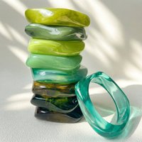 Bracelet en résine audacieux translucide à motif géométrique irrégulier style Forêt Verte, grande taille, motif pierre dégradé, best-seller