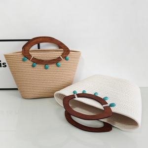 กระเป๋าผ้าฝ้ายถักทำมือ แฟชั่น กระเป๋าสะพายขนาดใหญ่เก๋ไก๋ พร้อมหูจับไม้สไตล์วินเทจ ประดับลูกปัดสีฟ้าคราม - Product Image 4