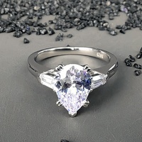 Bague d'Anniversaire Tendance en Argent S925 Plaqué Rhodium avec Trois Pierres de Moissanite en Goutte d'Eau, Bijou Fin Glamour, Idéal Cadeau
