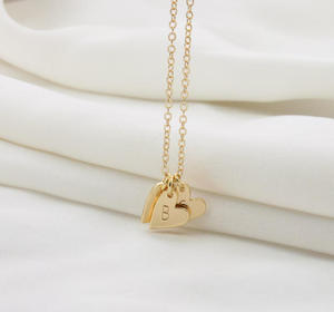 Collana con Iniziale Personalizzata <span class=keywords><strong>a</strong></span> Cuore in Acciaio Inox PVD Oro, Ciondolo con Lettera Personalizzata, Gioiello Minimalista, Regalo per Damigella - Product Image 4