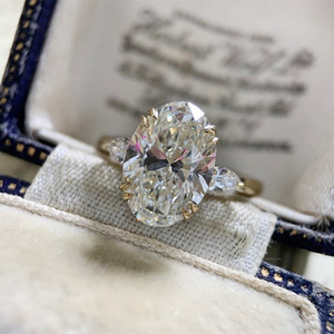 Anello dal Design Ovale, Anello Classico da Dito per Donne - Product Image 1