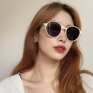 Nuevas Gafas de Sol para Mujer, Montura Ovalada, Protección UV400, Lentes Rojas con Diseño de Hojas de Arce, Hechas en Taizhou, G1-3814 - Product Image 1