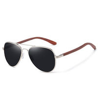 Nouvelles lunettes de soleil polarisées spécialisées personnalisées pour hommes lunettes de soleil à monture en acier inoxydable avec bras en bois optique