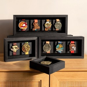 Boîte à médailles sportives en bois, avec option de doublure en feutre simple ou multi-emplacements, support pour médailles de marathon en verre transparent - Product Image 1