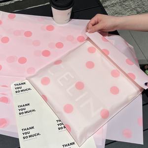 Bolsas de plástico de boca plana personalizadas con logo impreso, ideales para el embalaje de ropa, con envío exprés. - Product Image 6