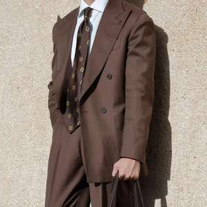 Traje de Lana 100% Marrón Café de Doble Botonadura Personalizado - Confección a Medida para Pedidos al por Mayor B2B y Personales - Product Image 2
