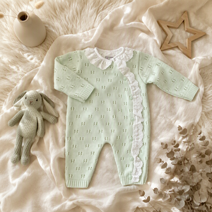 Tutina in cotone KAIYUE per neonati, lavorata a maglia, modello kimono, con colletto a balze in pizzo e decorazioni a punto traforato. - Product Image 4
