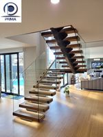Escalier central préfabriqué sur mesure avec marches en bois modernes, poutre simple en acier, escalier flottant et garde-corps en verre pour hall de maison