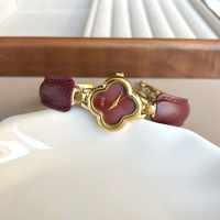 Montre à quartz vintage Ieke Ankela rouge rétro exquise et haut de gamme à quatre feuilles de trèfle pour femmes, vente en gros transfrontalière