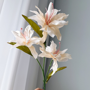 Lys artificiels réalistes en soie couleur <span class=keywords><strong>champagne</strong></span> à 3 têtes pour décoration intérieure, mariage, fête des Mères, arrangement floral, salon - Product Image 2