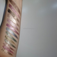 Palette de fards à paupières haute pigmentation, effet scintillant, mat et métallique, formule estompable, waterproof, cruelty-free, vegan.