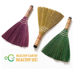 Escoba pequeña de madera natural con mango de madera, cerdas suaves de hierba vietnamita, duradera, para limpieza del hogar, Eco2go Vietnam - Product Image 1