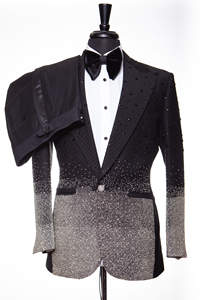 Costume de <span class=keywords><strong>smoking</strong></span> noir Slim Fit pour homme nouvellement conçu en satin sur la poche du <span class=keywords><strong>col</strong></span> avec diamants <span class=keywords><strong>ou</strong></span> pierres précieuses - Product Image 2