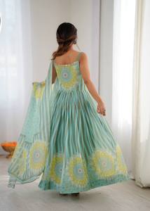 Lujoso Salwar Kameez Kalikut Anarkali de Georgette Suave, Estilo Bollywood con Gran Volumen, Largo hasta el Suelo, para Fiestas, Elegante Organza - Product Image 3