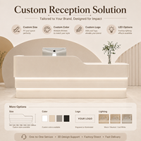 Comptoir de réception moderne et minimaliste crème avec éclairage LED, idéal pour hôtels de luxe, salons de beauté et boutiques.