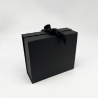 XJT personalizado Logotipo de marca famosa cartón reciclado papel artesanía embalaje plegable caja de regalo para ropa