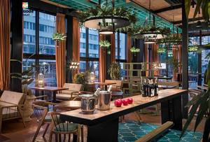 Mostrador de bar y pub de madera de alta gama | Muebles de exhibición de cócteles personalizados | Servicio completo de construcción y diseño llave en mano - Product Image 3