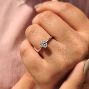 Bague sophistiquée en diamant de laboratoire, pierre ronde taille brillant, sertie sur un bandeau raffiné, bijou élégant parfait pour les occasions spéciales - Product Image 1