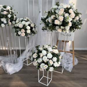 Boule de fleurs artificielle réaliste en soie, faite à la main, moderne, rouge et blanche, pour centre de table de mariage - Product Image 1