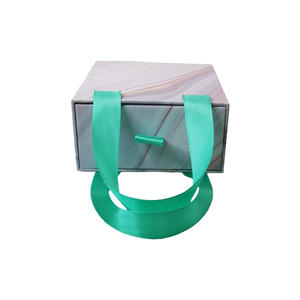 Cadeau personnalisé de haute qualité pour femmes boîte-cadeau pliante 2mm couvercle à rabat en papier revêtement UV fermeture magnétique emballage d'expédition élé<span class=keywords><strong>gant</strong></span> - Product Image 5