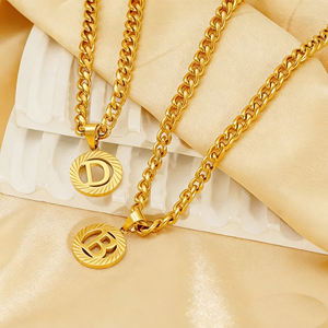 Collar con Colgante de Acero Inoxidable Chapado en Oro de 18K con Letras del Alfabeto Circulares Huecas, Producto Nuevo con Certificación CE ROHS, para Hombre y Mujer - Product Image 3