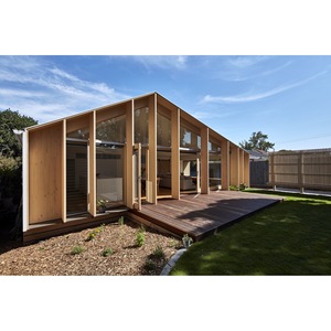 Villa moderna con estructura de acero ligero, residencia privada con diseño de techo inclinado para vivienda al aire libre - Product Image 1